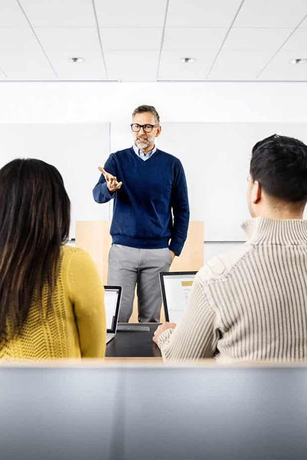 deskundige begeleiding op maat bij re-integratie 2e spoor met CareerSolution in Den Haag. Maak een afspraak voor een vrijblijvend kennismakingsgesprek.